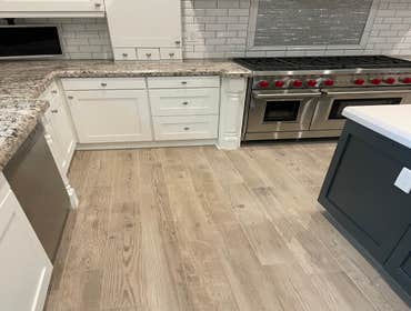 Large-Sized Water Damage Rebuild This project involved comprehensive restoration after water damage, including:
✔ Cabinet rebuilding
✔ Drywall replacem