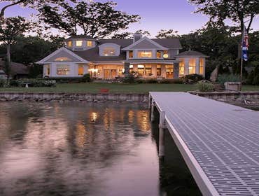 Cape-Cod-inspired lake home