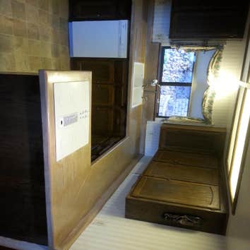Concrete backsplash and counte