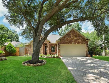 Photos by Linden Builders, Inc CUSTOM HOME BARKER CYPRESS & I10 AREA