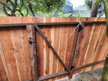 Fence repair Small fence repair in San Francisco.
On this project our team did the following:
removed 7 existing 4"x4" redwood posts that were rotted; 