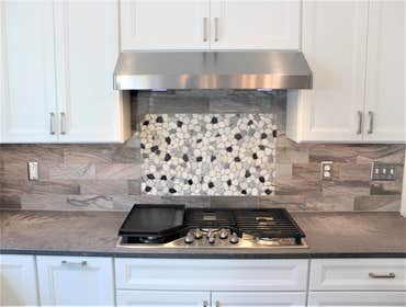 Tile backsplash accent above the cooktop