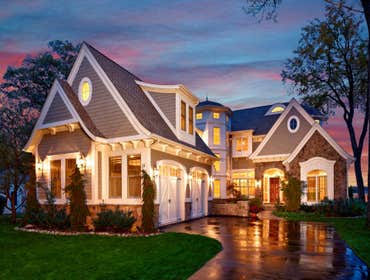 Cape-Cod-inspired lake home
