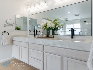✨ Luxurious & Modern ✨ Take a look at this stunning bathroom transformation in San Jose! From the sleek marble finishes to the spacious walk-in shower,