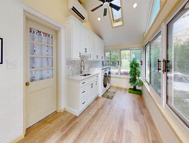 Laundry room reno ✨ Laundry day just got an upgrade!
We just wrapped up this fresh, functional, and stylish laundry room remodel — complete with smart 