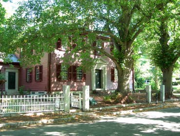 Painted one of the oldest houses in Kingston, MA. This project shows the extensive work that was done to this house from beginning to completion