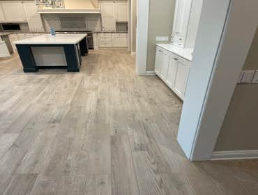 Large-Sized Water Damage Rebuild This project involved comprehensive restoration after water damage, including:
✔ Cabinet rebuilding
✔ Drywall replacem