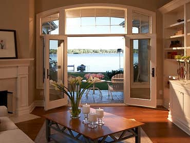 Cape-Cod-inspired lake home