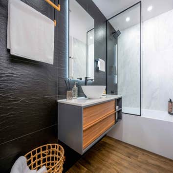Custom bath with contrast