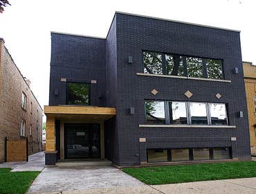 5746 N Washtenaw, Chicago Gut rehab building with one condo ( 3 bedrooms/2 baths ) and one duplex down ( 4 Bebrooms/3 baths ).
Contemporary Modern fin