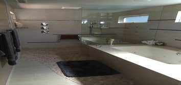 Bathroom by T&H Homebuilders.Inc