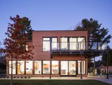 Project 14-513 Inspired by our 80’s collection, the home is built on a flat lot with a spectacular view of Lake St-Francois. This architectural work is