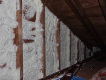 Gable with joints foamed