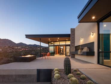 Casa Puente Hillside Residence Perched in the scenic foothills North of Scottsdale, Arizona, Casa Puente was designed around a sloping site running alo