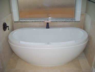 Free standing tub vessel