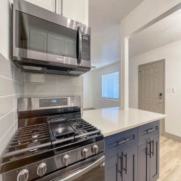THE QUAD ON 7TH The Quad on 7th was a complete renovation of a boutique apartment community in Phoenix, AZ.
Work Performed:
1. Interior renovation, i