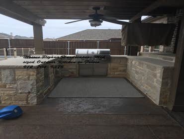 Mid size Outdoor kitchen