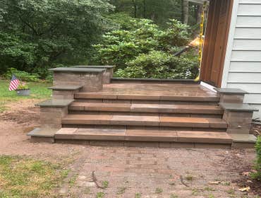 1️⃣ Full Exterior Painting & Masonry Transformation Complete exterior repaint of aluminum siding, including shutters and new window trim.
A new front s