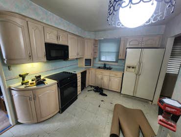 Joan's Kitchen - by Paz Builds Full Gut Kitchen Remodel.
Kitchen was stripped down to studs and subfloor with bulkheads removed.
Installed:
Oak hardwoo