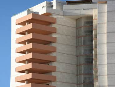 Mizrahi Tower 196,300 sqft High-end condominiums
67 condos & 3 penthouses
Ground level lobby & high-end amenities 8600 sqft
Fifteen floors with 4