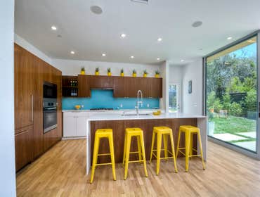 Mellow Yellow Mellow Yellow is a GreenPoint RATED Certified coastal home located one block from Moonlight Beach. Surfside Projects LLC designed this ho