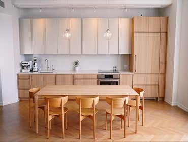 Kitchen and walk-in closet The kitchen is designed with a warm, contemporary aesthetic combining natural materials and refined finishes. Cabinet doors 