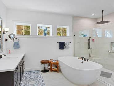 Bells River Residence Nestled in the serene Waterman’s Bluff in Yulee, FL, this exquisite home offers 3,046 sq ft of living space, expanding to a total