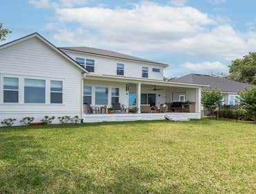 Bells River Residence Nestled in the serene Waterman’s Bluff in Yulee, FL, this exquisite home offers 3,046 sq ft of living space, expanding to a total