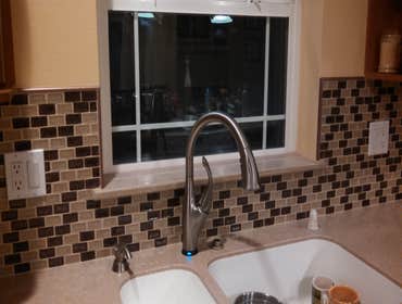 Tumwater Backsplash Beautifully done backsplash! I would like to note that they had a 4in backsplash made from the same material as the countertop. I t