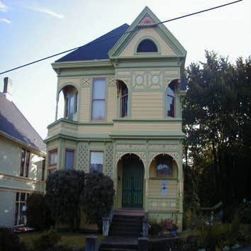 Ford House Restoration Astoria, Oregon The Ford house is an intricately detailed Victorian, with 9 colors on the fan alone - at 50'.
There was severe 