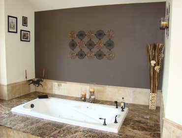 Master Bath / Soaking Tub
