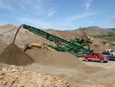 Conveyor Stacker We offer a full range of Self Contained & Electric,
Wheeled & Tracked Stockpile Conveyors ranging from 40' to over 100'.
With 180 Deg