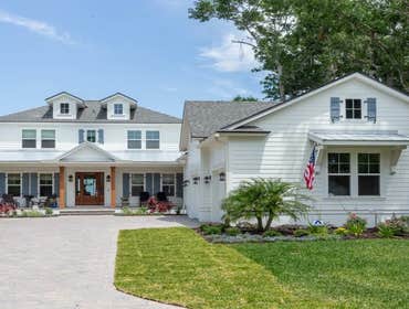 Bells River Residence Nestled in the serene Waterman’s Bluff in Yulee, FL, this exquisite home offers 3,046 sq ft of living space, expanding to a total