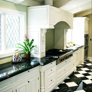 Kitchen Design by Mojo Design and Contracting Inc.