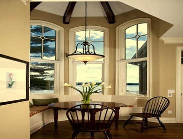 Cape-Cod-inspired lake home
