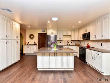 Home remodel in Mission Viejo, CA Our beautiful remodel we completed in Mission Viejo!
Gorgeous shaker style kitchen cabinets with quartz countertops, 