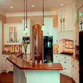Cape-Cod-inspired lake home