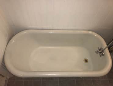 Claw foot tub (before)