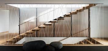 Cantilever stairs
