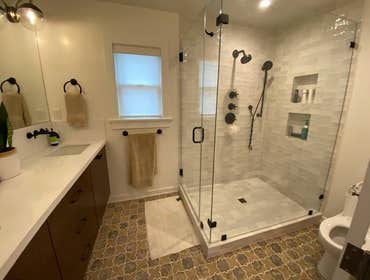 A Bathroom That Looks Classy and Feels Open