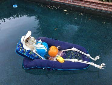 Fun Halloween Pool Decor Idea