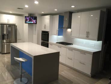 LUIS SALON KITCHEN