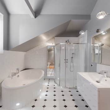 Checkered Floor Bathroom Remodeling Design