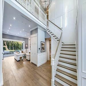 Lania Road Custom Cape Cody
Encino Concrete
6,500 Sq. Ft.