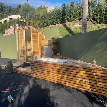 Outdoor Jacuzzi & Steam Room