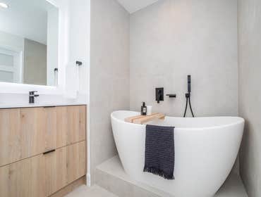 Alta Loma, West Hollywood A modern style shower typically embraces clean lines, minimalistic design, and a focus on functionality.
Large-format tiles, 