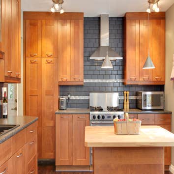 Kitchen - Travertine Travertine floors & backsplash
Granite counter tops & backsplash
Full overlay painted cabinets with raised panel
plus java on c