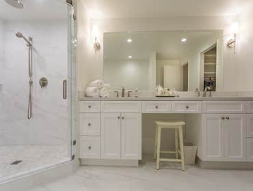 Beverly Glen, Los Angeles Complete renovation of West LA town home.
reconfiguration of layouts, new kitchen baths flooring and paint.
