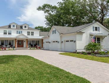 Bells River Residence Nestled in the serene Waterman’s Bluff in Yulee, FL, this exquisite home offers 3,046 sq ft of living space, expanding to a total