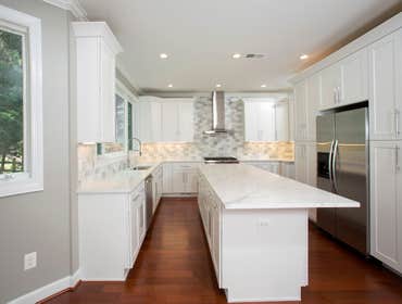 White Shaker kitchen / Large island White Shaker kitchen / Large island